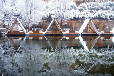 山东济南南部山区降下大雪银装素裹美醉游客