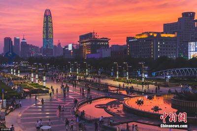济南上空现火烧云美景 绚丽景观令人痴醉